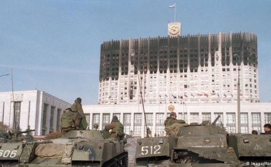 Октомври 1993 година кадрите с танковете стрелящи по Белия дом