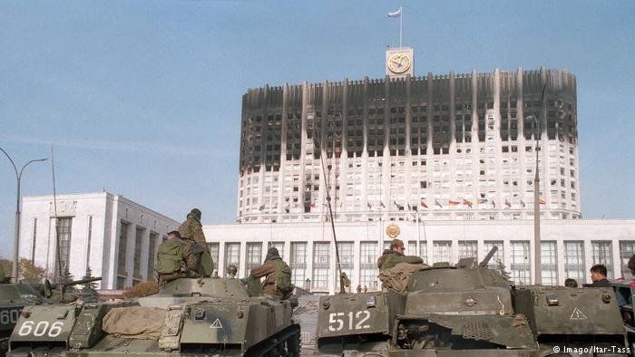 Октомври 1993 година: кадрите с танковете, стрелящи по Белия дом