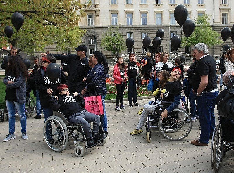 Протестиращите майки на деца с увреждания напуснаха ядосани срещата в
