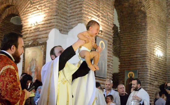 Масово кръщение на бебета се проведе днес в храма Света