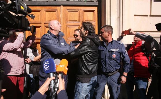 Задържаният мъж по време на протеста пред сградата на Столична