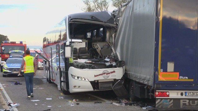 Около 30 души са ранени при сблъсък между автобус и