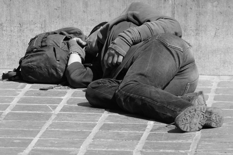 Унгария забрани на бездомните да спят на публични места, съобщава Би