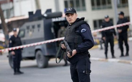 Турски полицаи претърстват саудитското консулство в Истанбул Това става в рамките