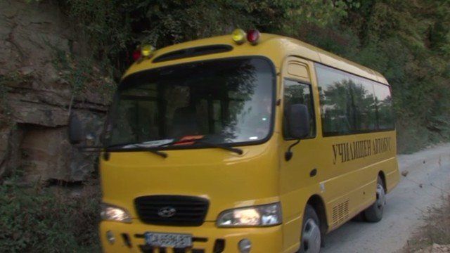 Шофьор на училищен автобус е загинал, докато превозва 10 деца. 
Инцидентът