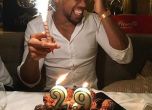 Антъни Джошуа се тъпче с торта на рождения си ден