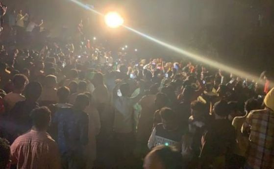  Влак се вряза в празнуващи в Индия, над 50 души починаха 