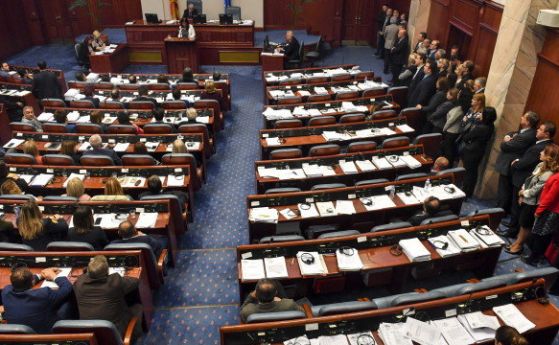 Основната македонска опозиционна сила ВМРО ДПМНЕ изключи депутатите които гласуваха заедно