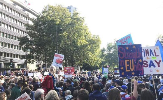 Огромния анти Брекзит протест в Лондон продължава и в момента По