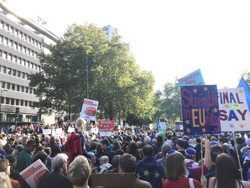 Огромния анти-Брекзит протест в Лондон продължава и в момента. По