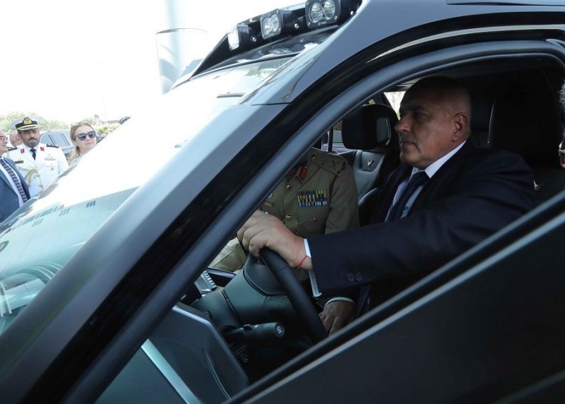 Премиерът Бойко Борисов се качи на полицейски автомобил в Дубай.