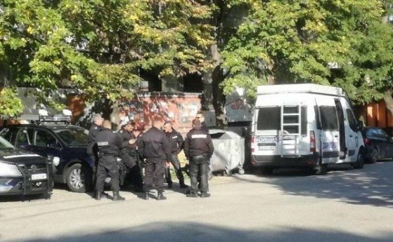Четиримата мъже задържани за нападението над полицаи в Сливен остават