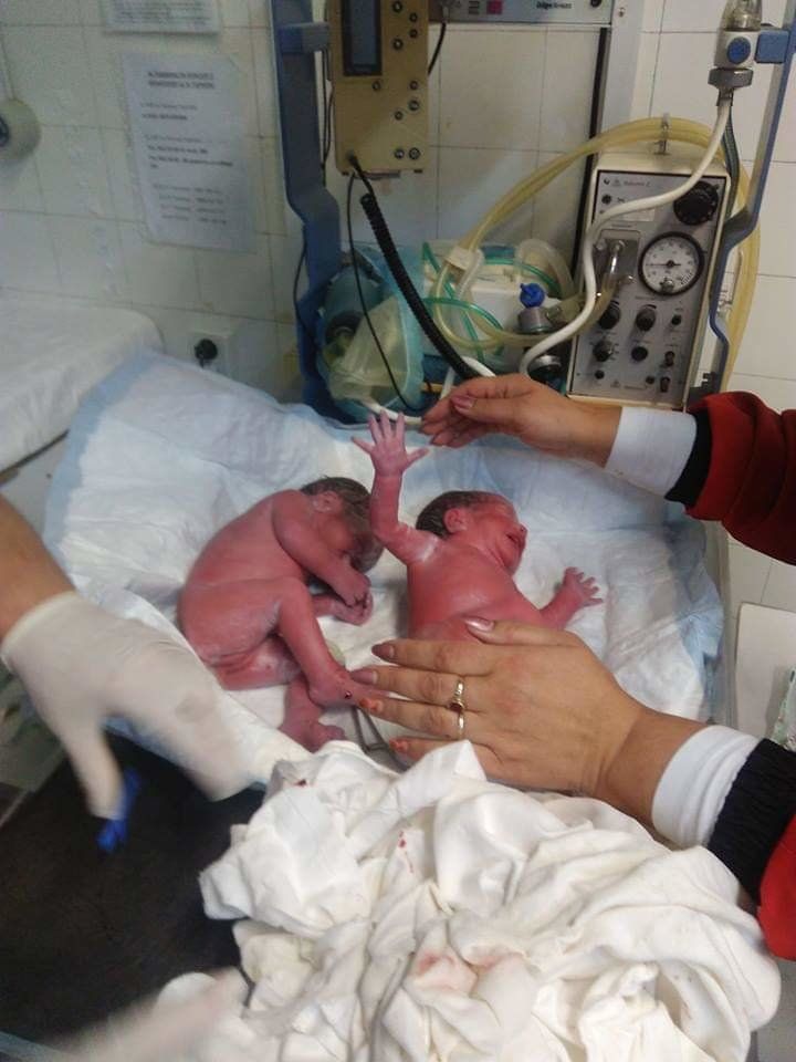 Фелдшер от Стражица, Великотърновско, изроди близнаци в линейка, съобщиха от Националната асоциация