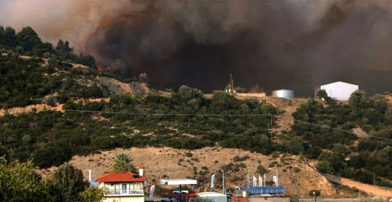 Усилено продължава борбата с пожар в полуостров Ситония в Гърция.