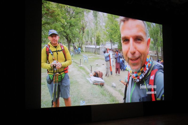 Във вечерта, посветена на алпиниста Боян Петров, залата в кино