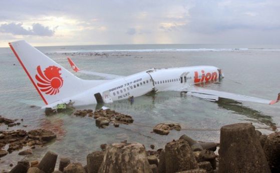 Не са открити оцелели след катастрофата на индонезийския Боинг 737