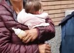 Социалните отнемат бебето на жена, която го разнасяше полуголо на улицата