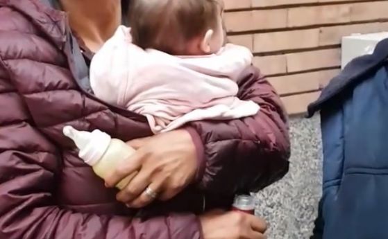Социалните отнеха бебето на жена която го разнасяше полуголо по