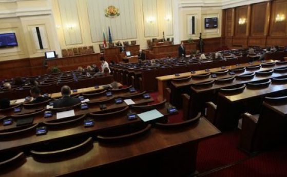 Мнозинството в парламента отново не събра кворум за да започне