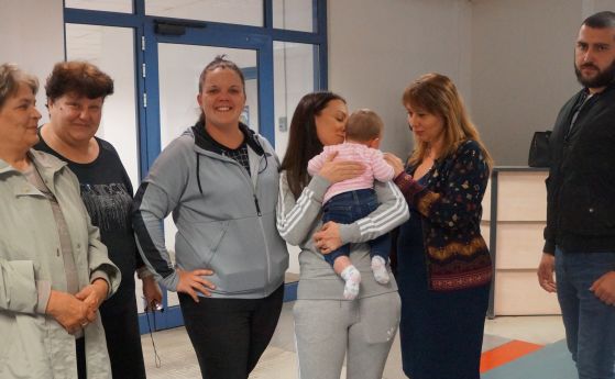 8 месечно българско бебе изоставено във Великобритания бе докарано снощи до