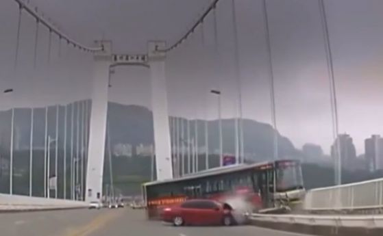 Автобус на градския транспорт падна от мост в китайския град