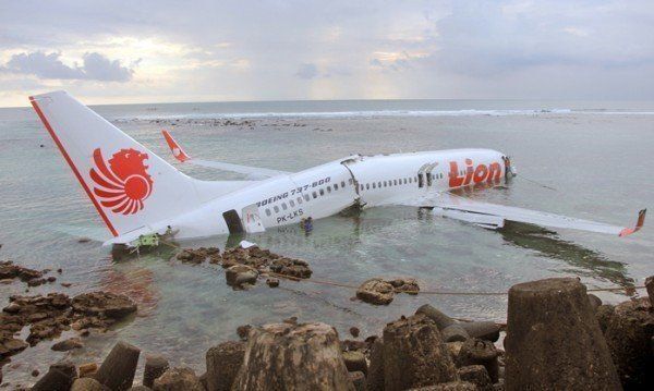 Индонезийските власти удължиха търсенето на жертви от катастрофата на самолета