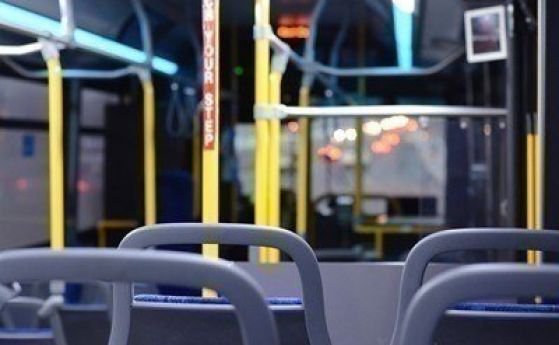 Група младежи са нападнали мъж в автобус на градския транспорт