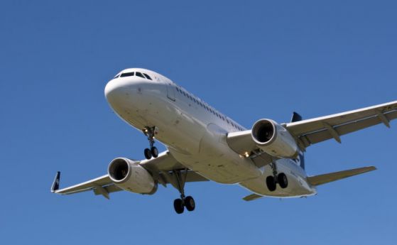 Пътнически самолет се приземи по спешност на Летище София съобщават