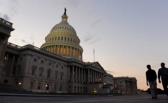 Демократите поемат контрола над Камарата на представителите докато републиканците запазват