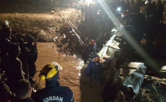 Внезапни наводнения в Йордания убиха 11 души и принудиха близо