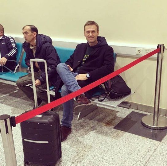 Опозиционерът Алексей Навални съобщи, че не са му позволили да напусне