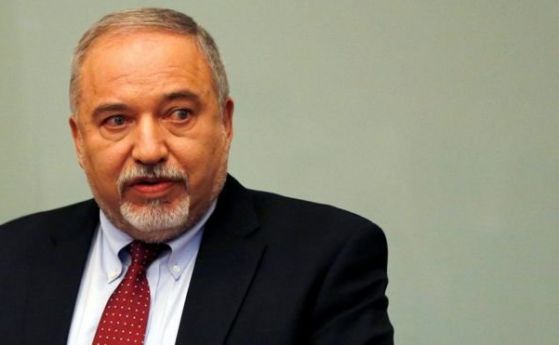 Израелският министър на отбраната Авигдор Либерман подаде оставка в знак