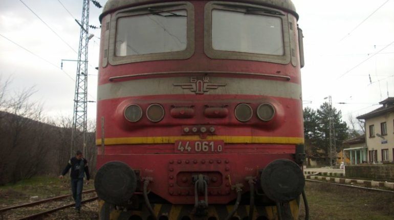 Отново в движение се разпадна локомотив на БДЖ-Пътнически превози. Случаят