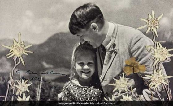 Снимка на която се вижда че Хитлер целува дете чиято