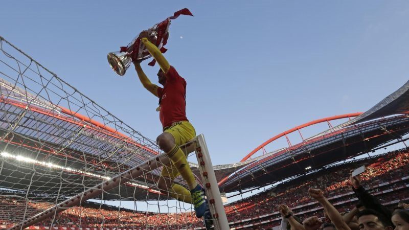 Куриозна кариера е градил третия вратар на португалския Бенфика Пауло