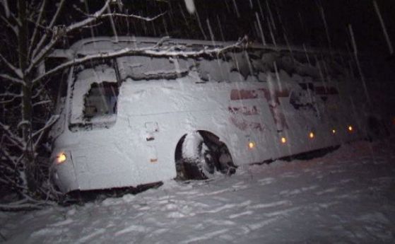 Обилният снеговалеж предизвика задръствания и катастрофи Пътнически автобус движещ се