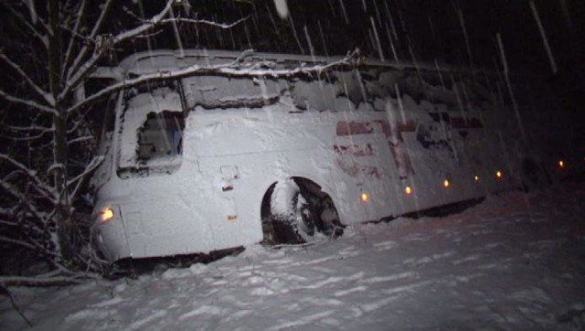 Обилният снеговалеж предизвика задръствания и катастрофи. Пътнически автобус, движещ се
