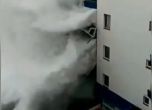 Бурни вълни отнесоха балкони в Тенерифе (видео)