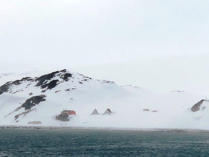 Първата част от 27-та Българска антарктическа експедиция достигна до остров Ливингстън. Корабът