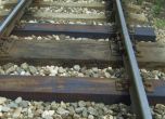 Влак дерайлира заради камъни на релсите, четирима са ранени (обновена)