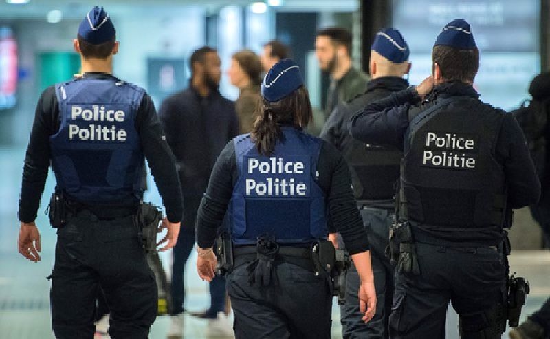 Полицай е бил нападнат с нож в центъра на Брюксел,