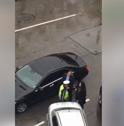 Служител на Пътна полиция е спрял за проверка автомобил на