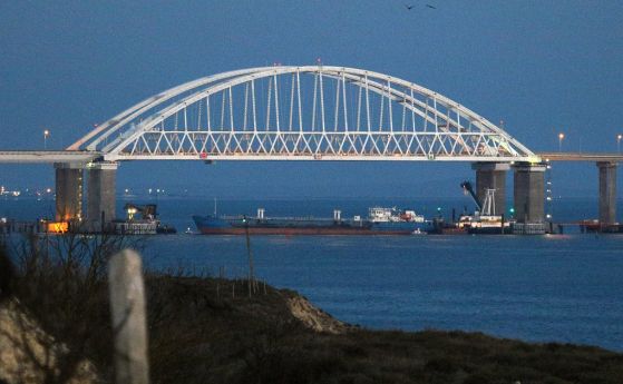 Възобновено е движението на граждански кораби през Керченския проток предаде