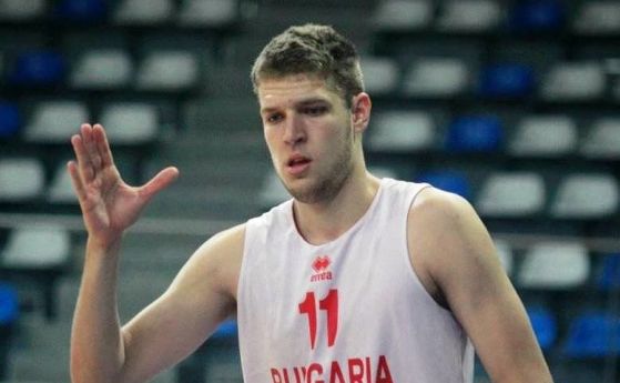 Звездата ни в баскетбола Александър Везенков ще пропусне днешната световна