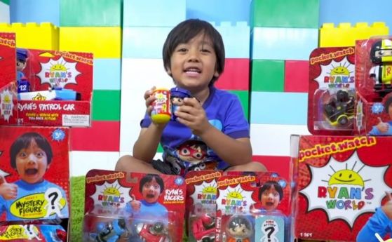 Осемгодишно момче което прави ревюта на детски играчки в You