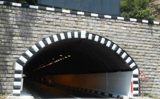 Днес остава в сила ограничението за движение в тунела Топли