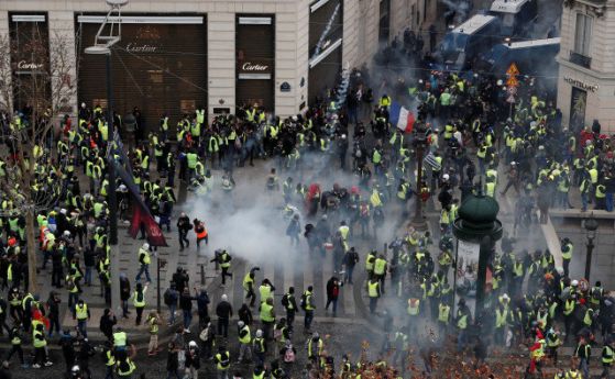  Десетки хиляди стачкуват във Франция: 1000 са задържани, 55 са ранени (обновена) 