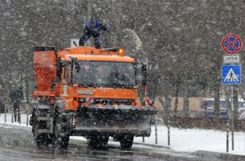 Над 170 снегопочистващи машини са на терен в София. Обработват