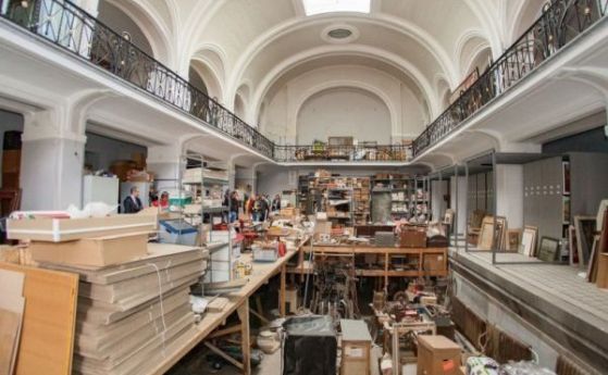 Граждани по халати организираха протестен флашмоб пред Централна баня в София