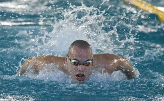 Младият ни талант в плуванието Антъни Иванов нанесе поправки на три